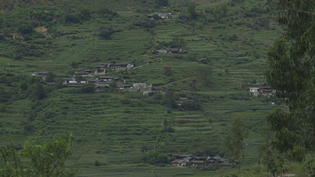 喜马拉雅山坡上的村庄房屋，宽镜头视频素材