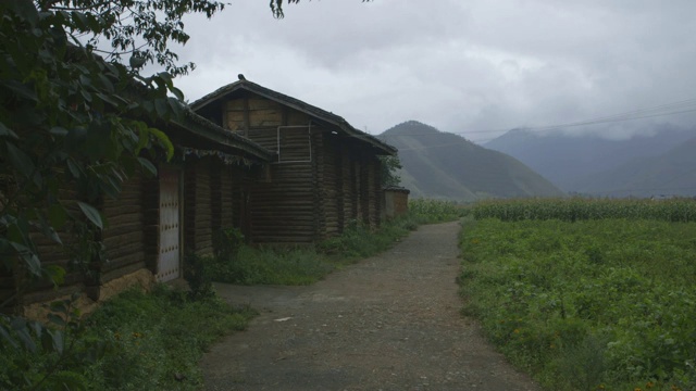 路沿摩梭屋，宽射视频素材