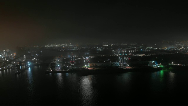 港口装卸货物散货船的夜间时间流逝视频素材