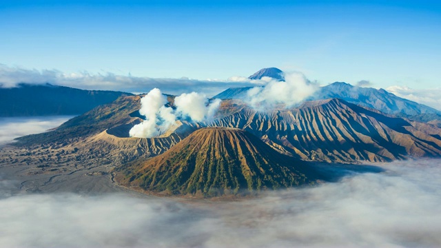 Bromo Volcano and Misty Floating Around Hillside，地标性自然旅游胜地印度尼西亚视频素材