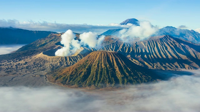 Bromo Volcano and Misty Floating Around Hillside, Landmarks Nature Travel Place印度尼西亚自然旅游胜地视频素材