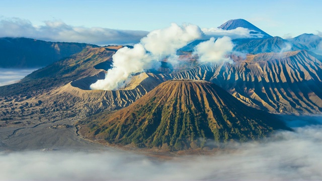 Bromo Volcano and Misty Floating Around Hillside, Landmarks Nature Travel Place Of Indonesia印尼地标自然旅游胜地视频素材