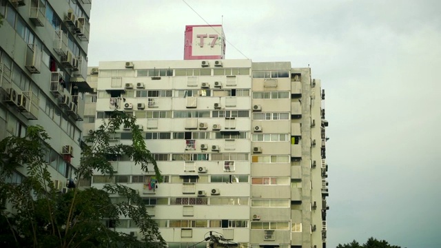 沿街行驶，可以看到高楼视频素材