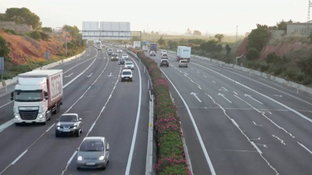 时间流逝的多车道，双向道路与过往的车辆在早上视频素材