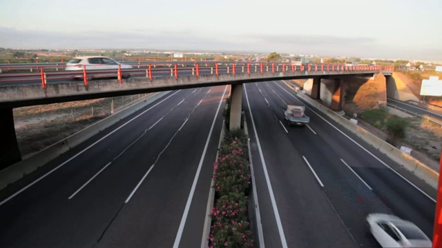 时间流逝的多车道，双向道路与过往的车辆在早上视频素材