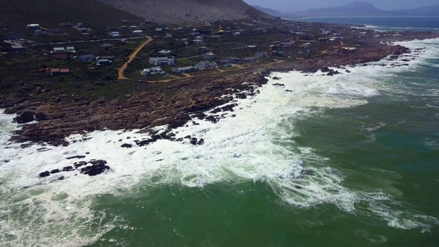 海浪本来是要冲击海岸的视频素材