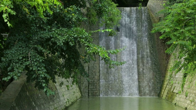 水顺着砖墙流下来视频素材