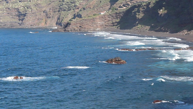 海浪撞击岩石海岸航空海洋景观视频素材