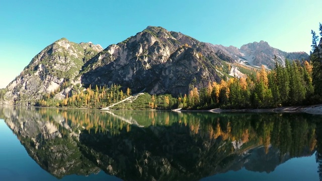 意大利山湖在trentino alto adige与船03视频素材