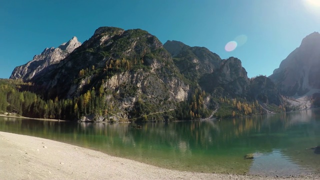 意大利山湖景观在特伦蒂诺中央区与小船视频素材