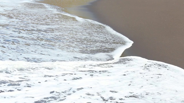 浪在沙滩上，水在沙滩上视频素材