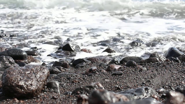 海浪在卵石海滩上低角度看石头视频素材