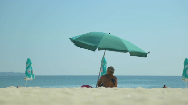 夏日海滨海滩景色视频素材