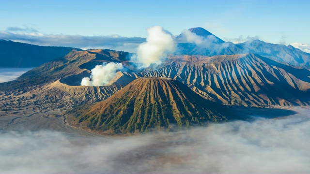 Bromo Volcano and Misty Floating Around Hillside，地标性自然旅游胜地印度尼西亚视频素材