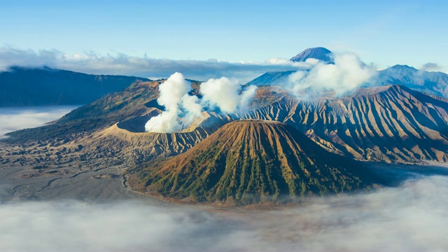 美丽的火山和薄雾漂浮在山坡上，地标自然旅游印尼4K时间流逝视频素材