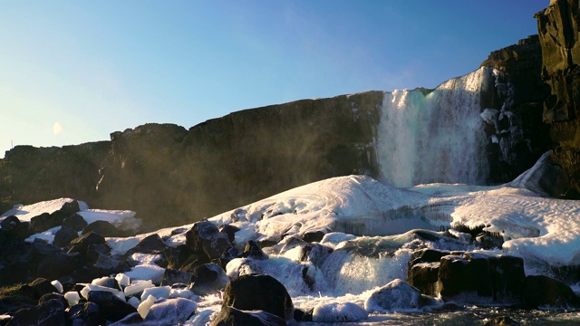 Oxararfoss，位于冰岛雷克雅未克市附近的Thingvellir国家公园的著名瀑布。它几乎不流动，而且它的一些部分冻结了，冻结成冰川，4k视频视频素材