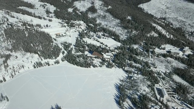 斯特布斯克普莱索度假村冬季空中全景图在高塔特拉斯山，斯洛伐克视频素材