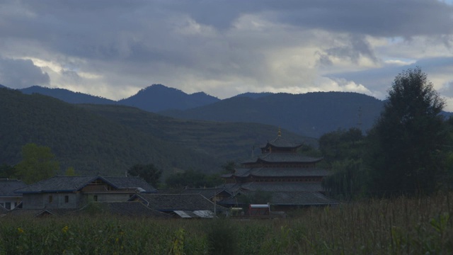 黄昏时喜玛拉雅田野和摩梭庙，宽镜头视频素材