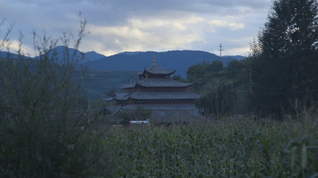 黄昏时喜玛拉雅田野和摩梭庙，宽镜头视频素材