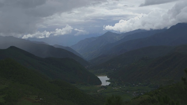 潘横跨喜马拉雅山谷在中国视频素材