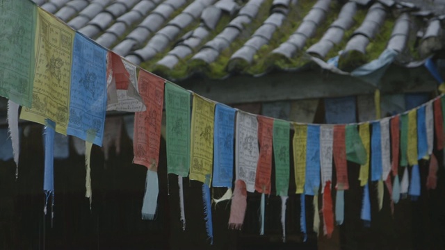 雨落在悬挂在摩梭寺庙的装饰横幅上，中景视频素材