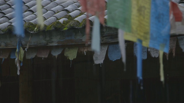 雨点落在摩梭寺里挂着的装饰横幅上，架着焦点视频素材