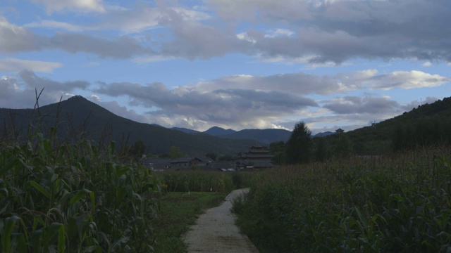 通往喜马拉雅山摩梭村的小路，宽阔的天空下视频素材