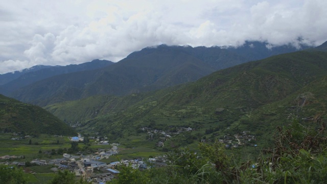 潘穿过喜马拉雅山谷的村庄，宽镜头视频素材