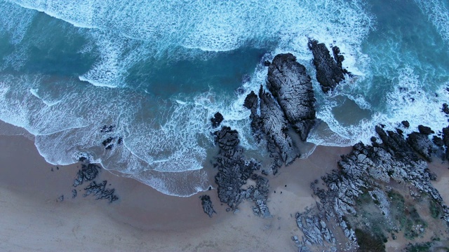 海滩上海浪的航拍镜头视频素材