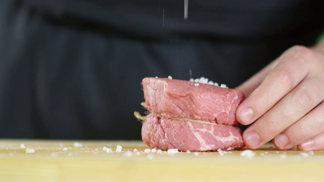 餐厅主厨用盐腌生牛排视频素材