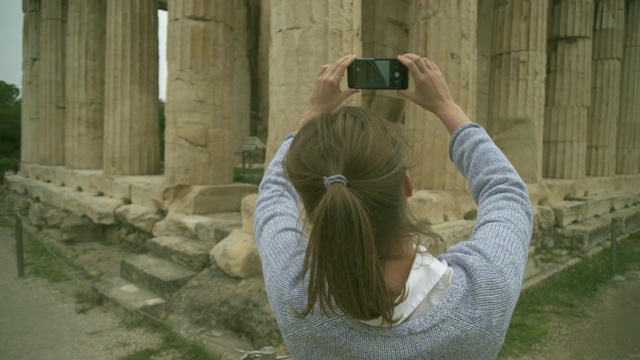 希腊雅典，一名女子在拍摄赫菲斯托斯神庙。视频素材