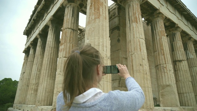 希腊雅典，一名女子在拍摄赫菲斯托斯神庙。视频素材