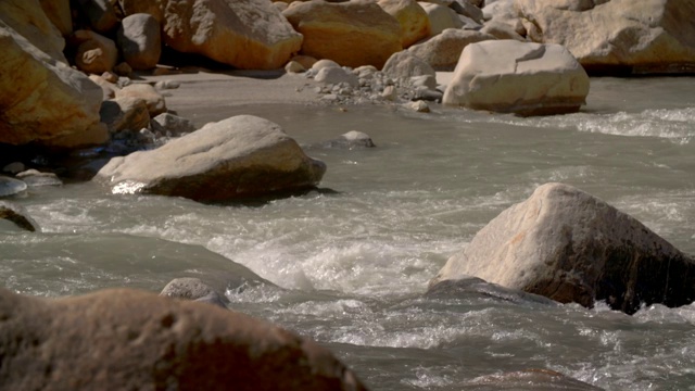 在印度北阿坎德邦，水流过恒河的岩石。视频素材