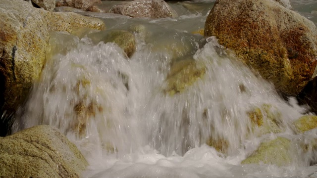 序列显示水流过岩石的上恒河在喜马拉雅山，北阿坎德邦，印度。视频素材