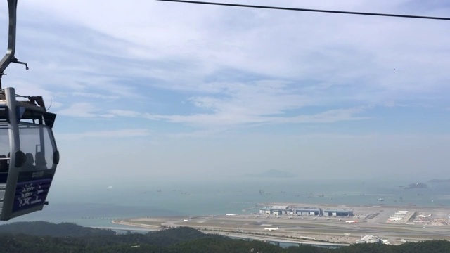 从缆车俯瞰香港的山与机场视频素材