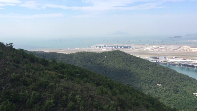 从缆车俯瞰香港的山与机场视频素材