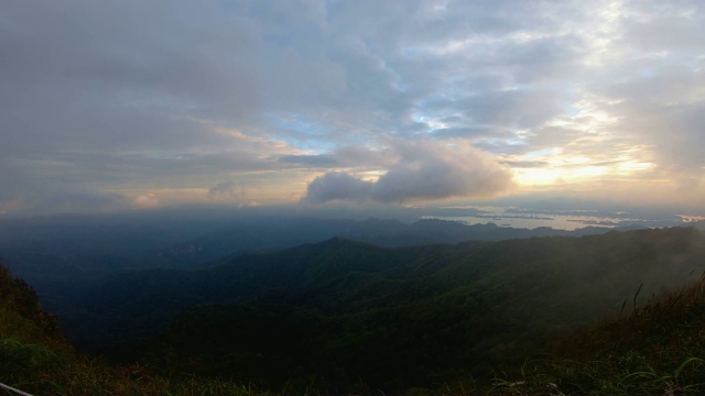 日落时分，风吹雾吹山的风景视频素材