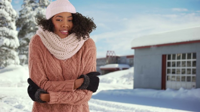 可爱的非裔美国女性试图在外面的雪地里取暖的肖像视频素材