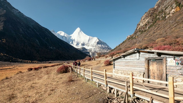 在亚丁自然保护区，西藏人和游客骑着马进入圣地羊迈永视频素材