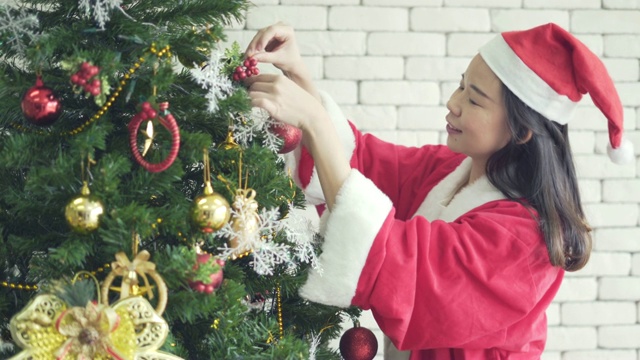 快乐的家庭妈妈和孩子们在圣诞节或新年，庆祝节日期间视频素材