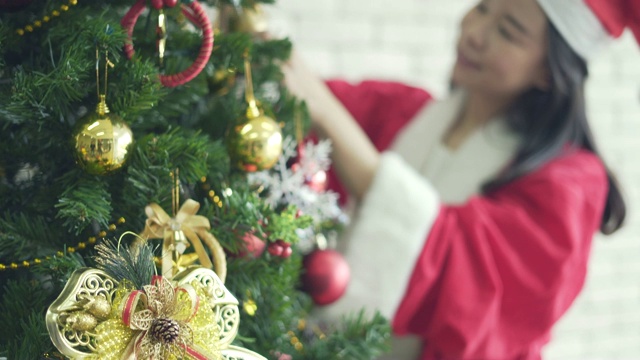 快乐的家庭妈妈和孩子们在圣诞节或新年，庆祝节日期间视频素材