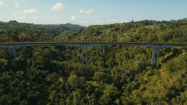 横跨丛林峡谷的桥。印尼巴厘岛视频素材