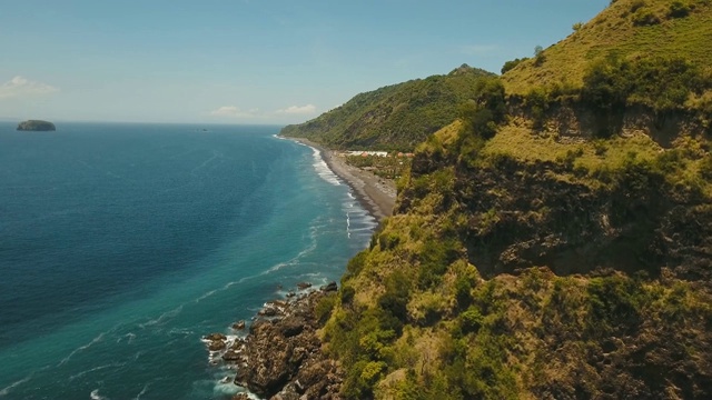 悬崖，海和波浪在巴厘岛，印度尼西亚视频素材