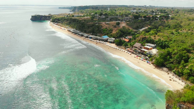 热带海滩和绿松石海洋与波浪在巴厘岛，鸟瞰图视频素材