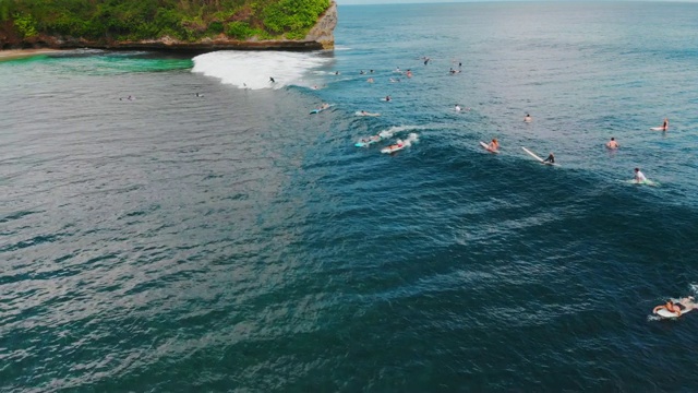 鸟瞰图与海浪在海洋和冲浪者。海浪和冲浪视频素材