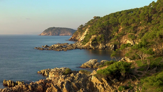 美丽的海湾风景在西班牙海岸，科斯塔布拉瓦视频素材