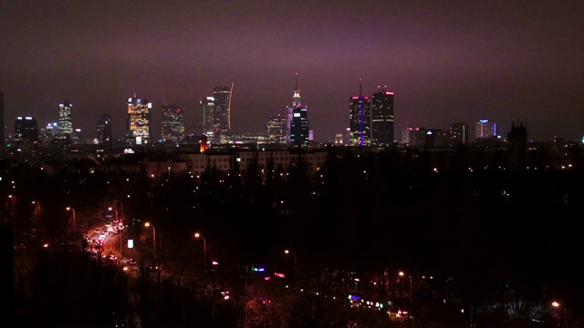 波兰交通到市中心的时间间隔为4k。华沙的夜景。视频素材