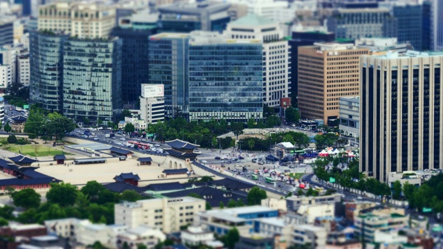 京福宫(朝鲜王朝的皇家宫殿)和光华门前的建筑景观，在钟no -gu，首尔视频素材