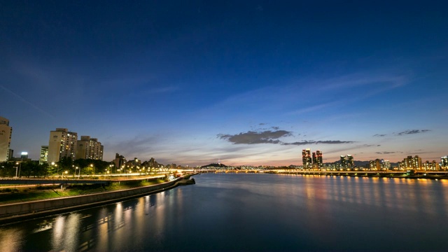 日落和首尔汉江市区的夜景视频素材