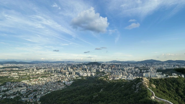 首尔中谷南山周围的城市景观视频素材